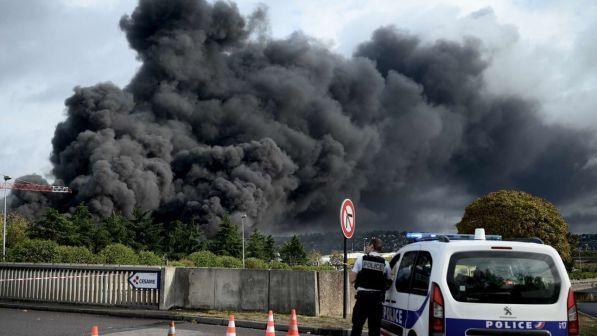 Incendio a Rouen, Parigi: "Totale trasparenza sulle conseguenze"