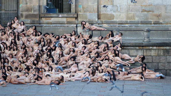 Colombia, i nudi di Spencer Tunick invadono Bogotà per la pace