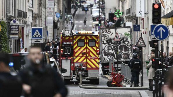 Parigi, uomo armato prende ostaggi in centro: blitz delle teste di cuoio, arrestato