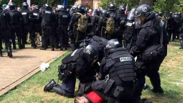 Auto sulla folla a protesta suprematisti in Virginia, 4 feriti