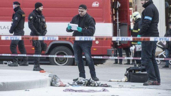 Praga, uomo si dà fuoco in piazza San Venceslao 50 anni dopo Palach