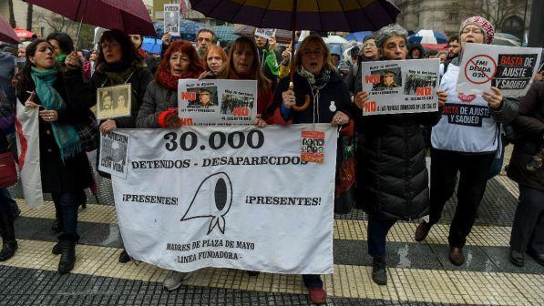 Argentina: esercito per tutela sicurezza, migliaia dicono no