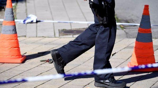 Bruxelles, armato di coltello attacca agente di polizia