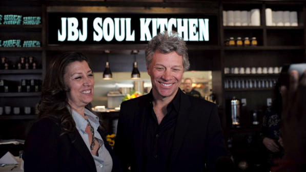 Jon Bon Jovi apre un ristorante solidale: i poveri non pagano, ma... lavano i piatti