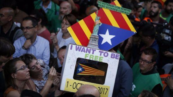 Referendum Catalogna, procura spagnola ordina di recintare i seggi