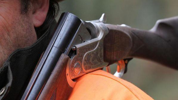 Varese, spara per sbaglio al nipote durante caccia al fagiano: 40enne grave
