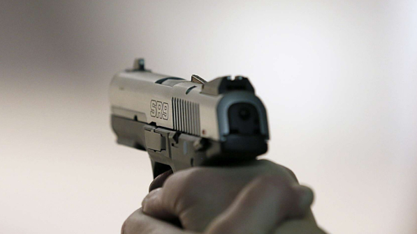 Usa, bambina di tre anni trova un'arma: si spara alla testa e muore