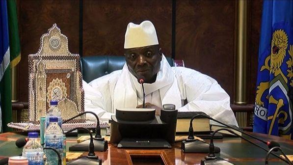 Gambia, l'ex presidente Jammeh lascia: presto potere passa a Barrow