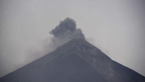 Vulcano Guatemala, allarme per lava che continua a scorrere