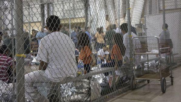 Migranti, governo Usa: "Sappiamo dove sono tutti i bimbi separati"