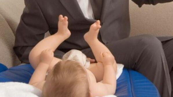 Fasciatoi formato papà, punti di cambio per neonati in 5mila bagni pubblici degli uomini tra Usa e Canada
