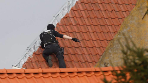 Bruxelles, 2 uomini asserragliati