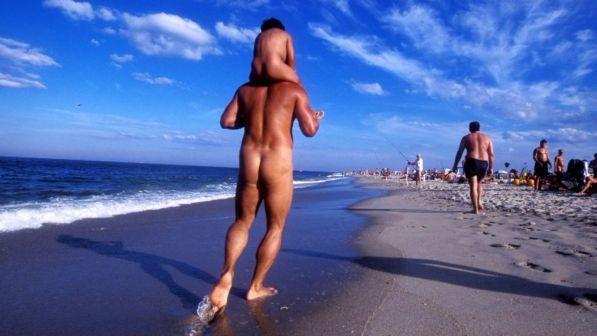 Corsica, ristoratore spara a gruppo nudisti: italiana ferita a un gluteo