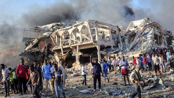 Somalia, attacco a Mogadiscio: il bilancio sale a 358 morti | Il governo dichiara guerra agli shabaab