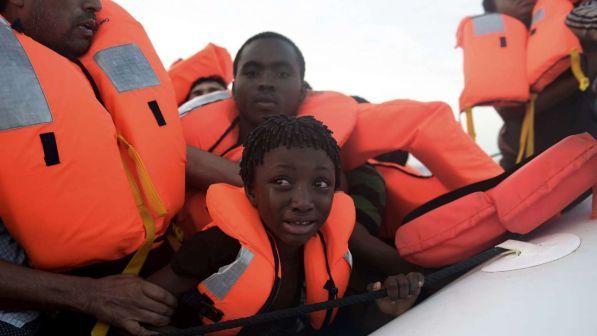 Migranti, guerra di cifre sugli irregolari: 200mila ufficiali, ma alcuni studi ne contano quasi 500mila
