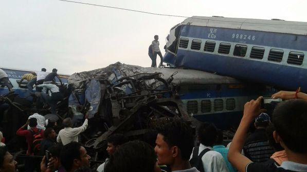 Treno deraglia nel Nord dell'India: 23 morti e 64 feriti