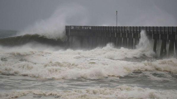 Uragano Leslie degradato a tempesta investe il Portogallo