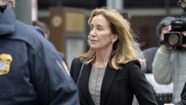 Soldi per garantire accesso al college alla figlia, Felicity Huffman condannata