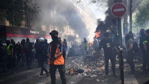 Primo Maggio a Parigi, i black bloc contro la polizia: 288 fermi | Il sindacato: "Repressione inaudita e inammissibile"
