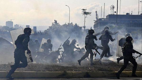 Caos Venezuela,Maduro: "Otto agenti e militari feriti negli scontri"