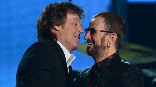 Paul McCartney e Ringo Starr di nuovo insieme nel nome di John Lennon