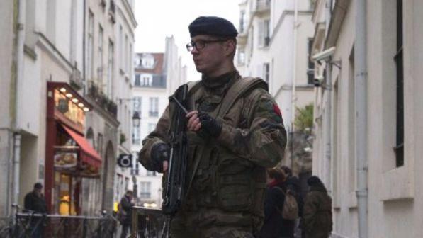 Parigi, urla lodi ad Allah e aggredisce un militare in metrò: fermato