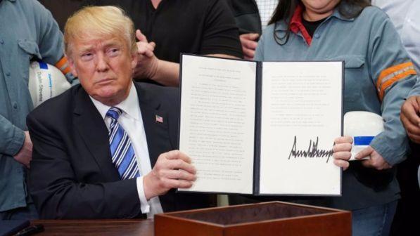 "Esigenze di sicurezza nazionale", Trump firma i dazi | 11 Paesi siglano un'intesa anti-Usa