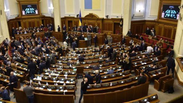 Ucraina, via libera del Parlamento alla legge marziale