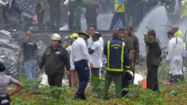 Cuba, bus di turisti esce di strada e si ribalta: almeno 7 morti