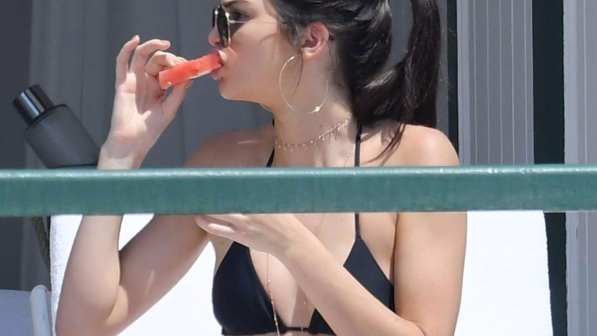 Kendall Jenner, merenda fresca in sexy bikini