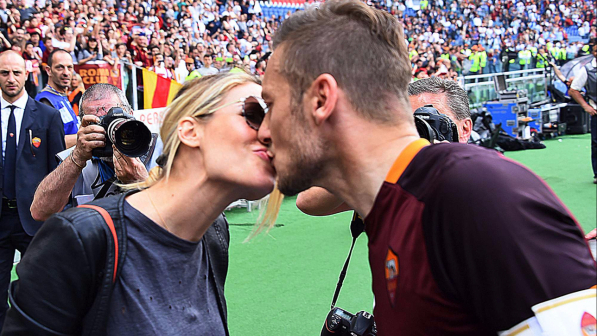 Francesco Totti e Ilary Blasi, bacio a bordo campo
