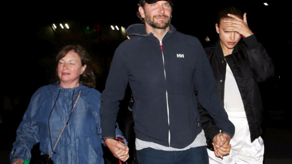 Irina Shayk e Bradley Cooper mano nella mano con la mamma