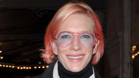 Cate Blanchett si tinge di rosa