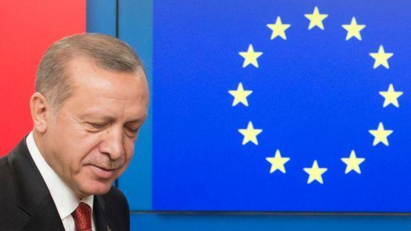 Turchia, Erdogan: "Berlino non è così forte da spaventarci"