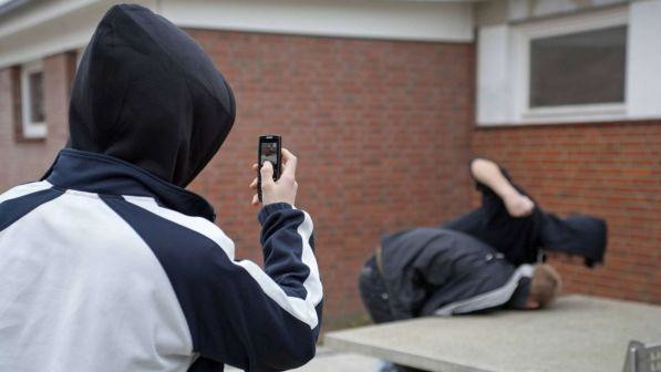 Picchia compagno all'esterno di una scuola a Viterbo, giudici: istituto paghi i danni del bullo