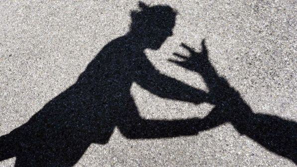 Minorenne "drogata e violentata dal gruppo": 3 persone agli arresti domiciliari