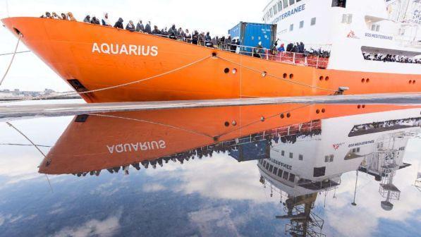 Migranti, la nave Aquarius entra nel porto di Valencia: 106 a bordo