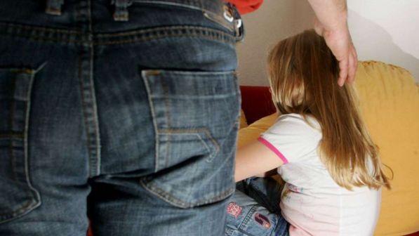 Abusi su 2 bimbe, figlie della compagna: 55enne arrestato a Caserta