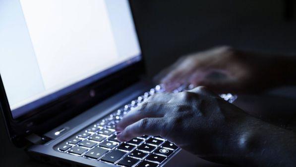 Scia di ricatti via mail: "Abbiamo la tua password, paga o sveliamo video di te mentre guardi porno"