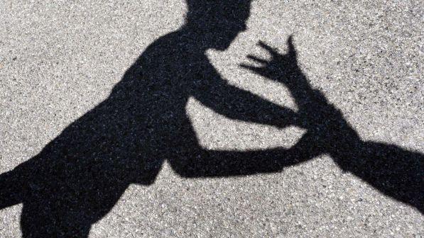 Grosseto, 25enne aggredita mentre va al lavoro: provano a stuprarla ma lei reagisce e li fa fuggire