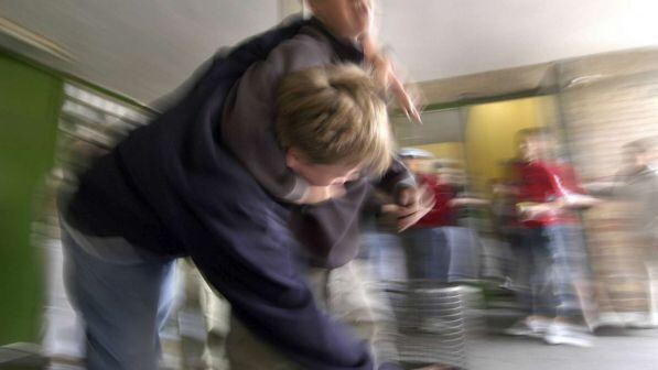 Bullismo, atti persecutori su compagni:arrestato 16enne nel Milanese