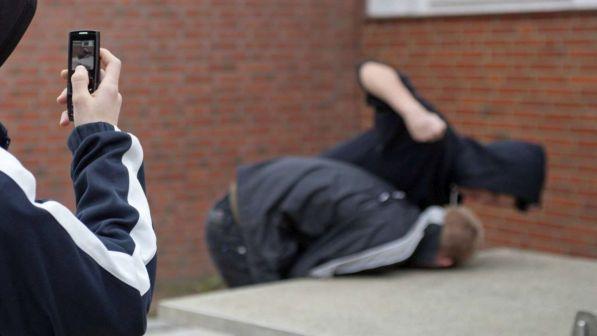 Bullismo, lesioni a compagno: due 16enni arrestati nella Bergamasca