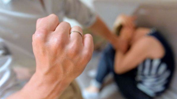 Abusi e violenze sulla moglie e sul figlio, un 36enne arrestato a Catania