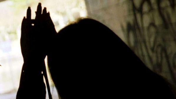Lecce, abusa della figlia per 20 anni e dall'incesto nasce una bimba: arrestato