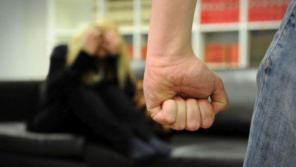 Palermo, picchiata e abusata dai genitori: "Meglio morta che lesbica"