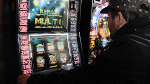 Gioco d'azzardo, accordo Stato-Regioni per dimezzare le sale