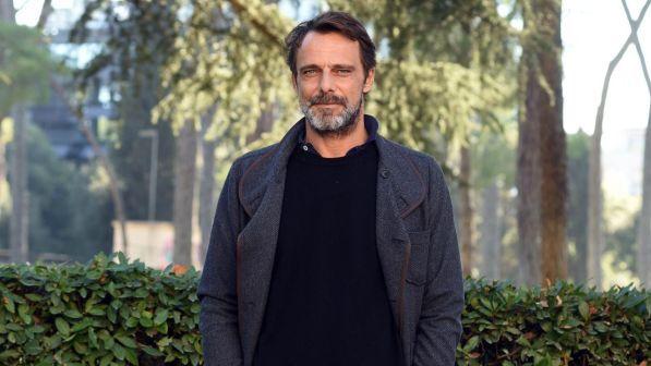 Alessandro Preziosi ha perso la testa per Elettra, guarda che baci e carezze... bollenti