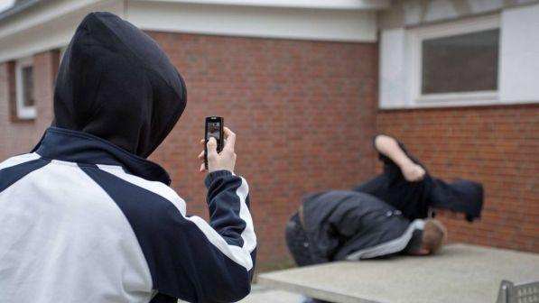 Picchiarono e sequestrarono coetaneo a Varese, 15enni condannati per tortura: è la prima volta in Italia