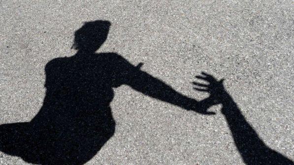 Bacia in spiaggia il compagno a Rimini: picchiato da un uomo