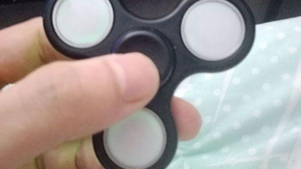"Fidget Spinner", il nuovo gioco-mania dei ragazzini